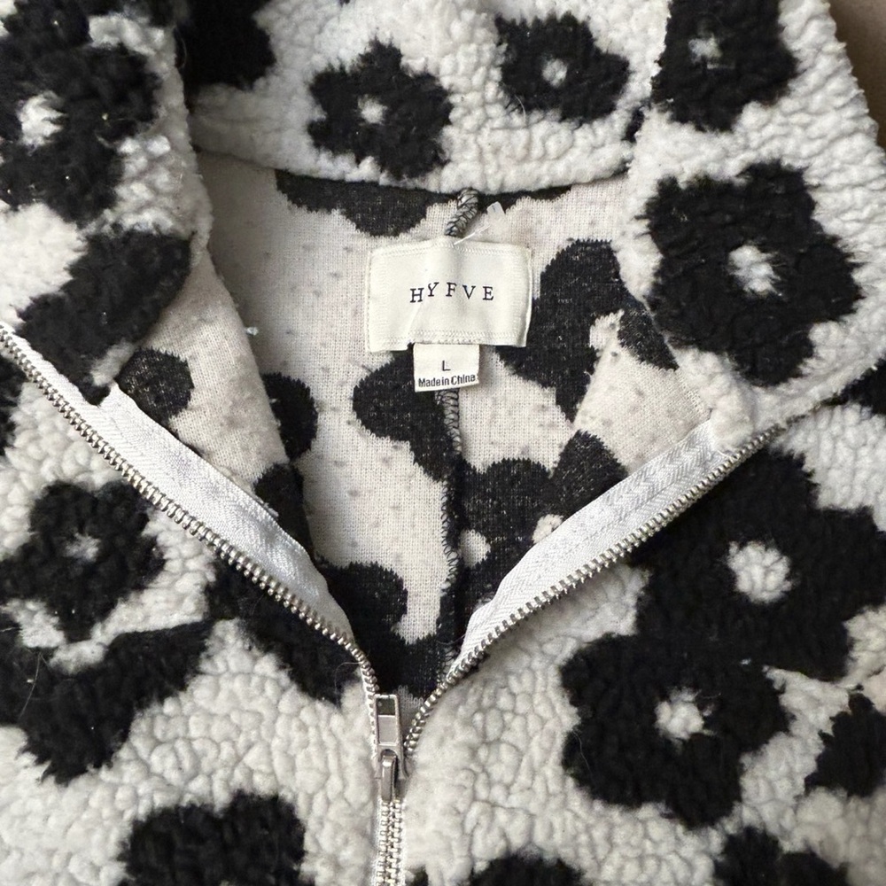 Hyfve LA Lily Floral Print Sherpa Jacket Adorable- Black & White Size Large EUC - Picture 6 of 9